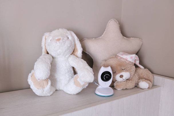 cámara del monitor del bebé entre animales de peluche y juguetes - Foto, imagen