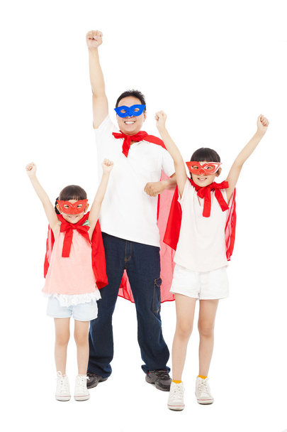 Vater und Töchter posieren als Superhelden mit rotem Umhang - Foto, Bild