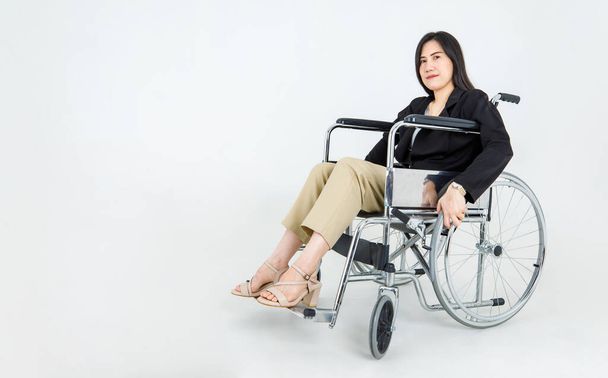 Sparaliżowana Azjatka cierpi na uraz, trudny do posunięcia przez transport wózków inwalidzkich. Niepełnosprawna opieka nad pacjentem na leczenie i rehabilitację fizyczną w szpitalu w celu odzyskania stylu życia. - Zdjęcie, obraz