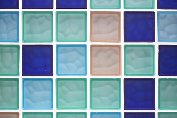 色、青、サーモン、緑の異なるガラスブロックの壁. - 写真・画像