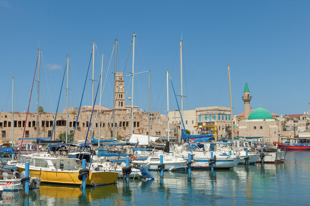 Porto de Acre, Israel. com barcos e a cidade velha no fundo
. - Foto, Imagem