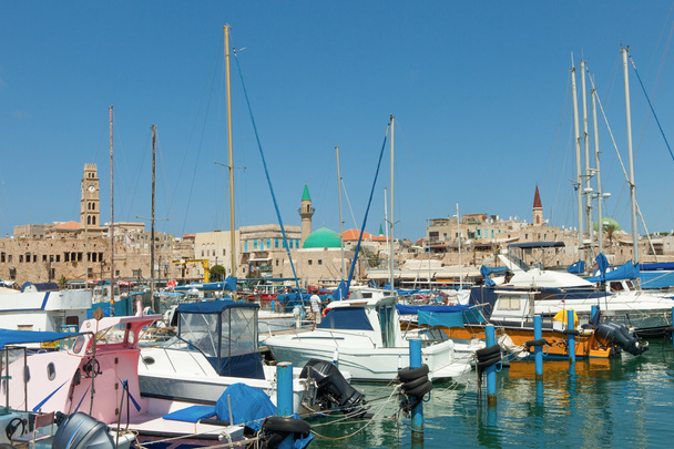 Порт Акко, Израиль. с лодками и старый город на заднем плане
. - Фото, изображение