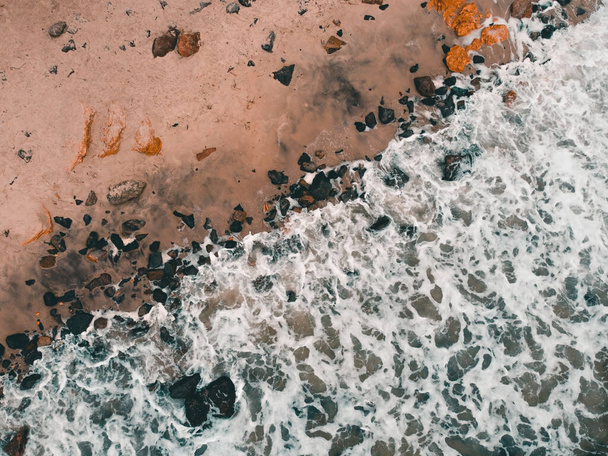 Meereswellen treffen Steine am Strand - Foto, Bild