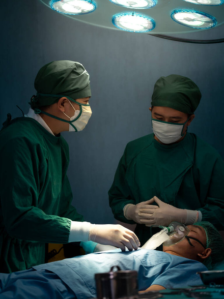 Equipo de Doctor salvar la vida del paciente y cirujanos en quirófano - Foto, Imagen