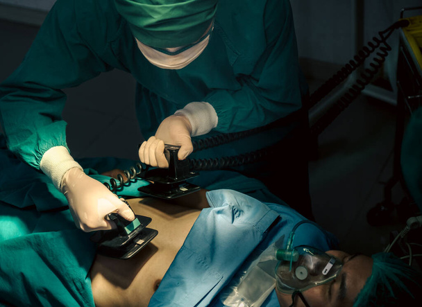 医師のチームは手術室で患者の命と外科医を救う - 写真・画像
