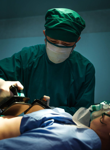 Ärzteteam rettet dem Patienten das Leben und Chirurgen im Operationssaal - Foto, Bild