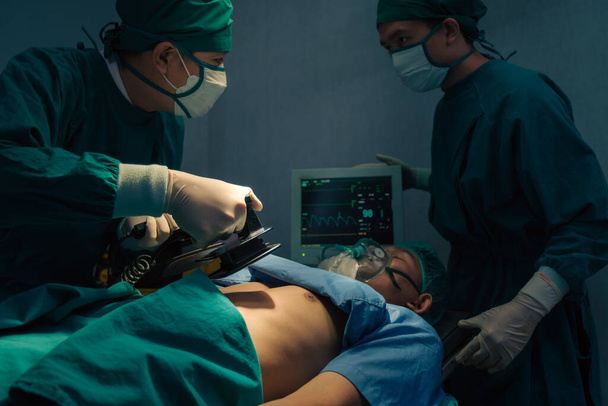 Equipo de Doctor salvar la vida del paciente y cirujanos en quirófano - Foto, imagen