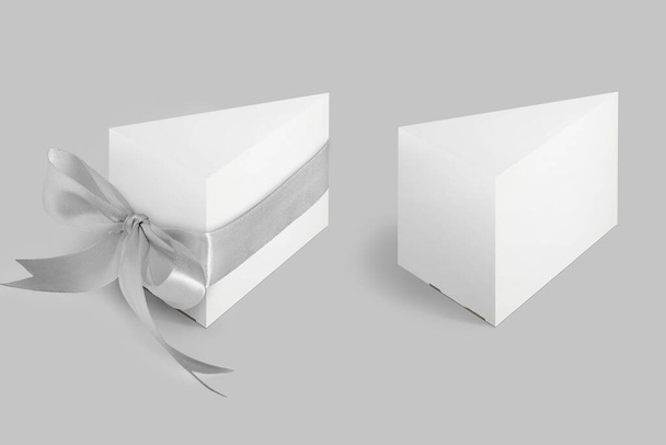 Pacchetto mockup bianco bianco bianco della torta o del panino o della scatola della pizza. Triangolo fetta torta confezione regalo modello di pacchetto. rendering 3d. - Foto, immagini