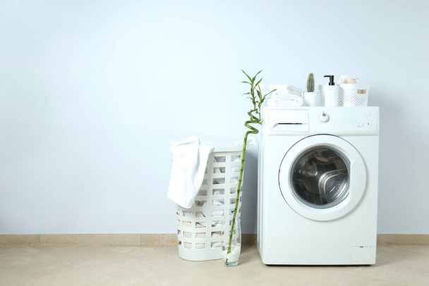 Concepto de tareas domésticas con lavadora contra pared blanca - Foto, imagen