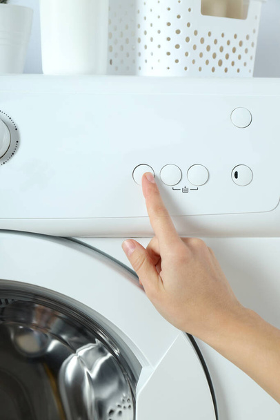Concetto di lavori domestici con lavatrice da vicino - Foto, immagini