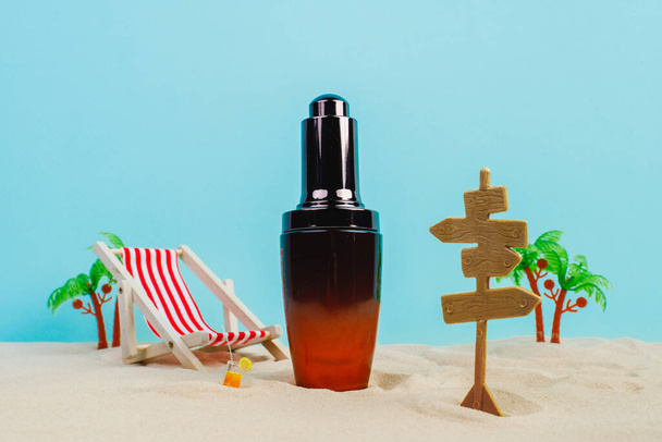 Yaz kremi reklamları. Plaj tatil kozmetik ürünleri. Güneş kremi ve güneş özü. Unisex kozmetik. Kumsalda dinlenmenin konsept fotoğrafı. Mavi arka planda, kumsaldaki güverte sandalyeleri. Model  - Fotoğraf, Görsel