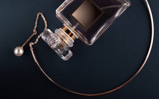 Perfume feminino e jóias em um fundo escuro - Foto, Imagem