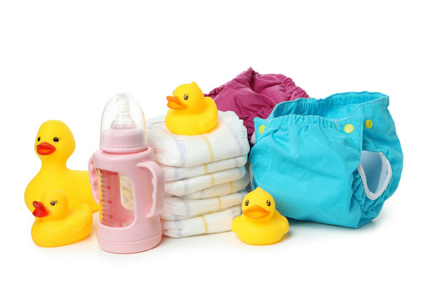 Concepto de ropa de bebé con pañales reutilizables aislados sobre fondo blanco - Foto, Imagen