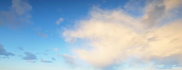 Чисте небо, сяючі кругові та кумульні хмари після шторму, м'яке сонячне світло. Драматичний хмарний пейзаж заходу сонця. Метеорологія, погода, клімат, рай, мир. Графічні ресурси. Мальовничі панорамні пейзажі
 - Фото, зображення