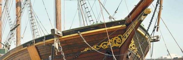 Mastro de um elegante navio de treinamento histórico contra o céu azul claro. Turku, Finlândia. Destinos de viagem, passeios turísticos, pontos turísticos, turismo, cruzeiro, regata, expedição, pesquisa, conceitos de trabalho - Foto, Imagem