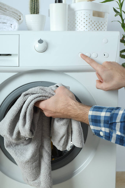 Concetto di lavori domestici con lavatrice e ragazzo su sfondo bianco - Foto, immagini