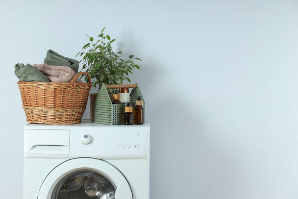Conceito de trabalho doméstico com máquina de lavar roupa sobre fundo branco - Foto, Imagem