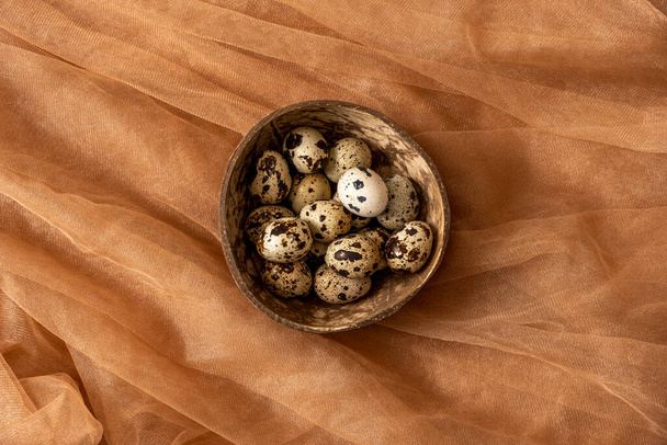 Quail eggs are considered a delicacy in many parts of the world, including Asia, Europe, and North America. In Japanese cuisine, they are sometimes used raw or cooked as tamago in sushi. - Foto, afbeelding