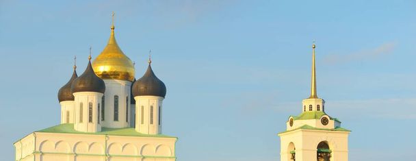 Close-up van Trinity Cathedral in Pskov, Rusland.. Reisbestemmingen, Russische cultuur en orthodoxe religie, nationale bezienswaardigheid, bezienswaardigheden, toerisme - Foto, afbeelding