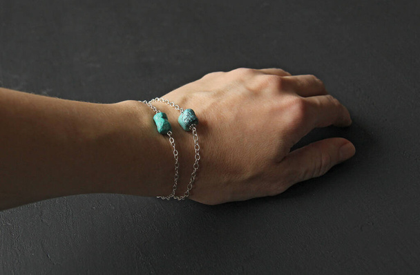 Turkoois armband. armband gemaakt van stenen bij de hand van natuursteen turquoise. armband gemaakt van natuurlijke stenen. Handgemaakte sieraden. Handgemaakte armbanden op lichte moderne achtergrond. - Foto, afbeelding
