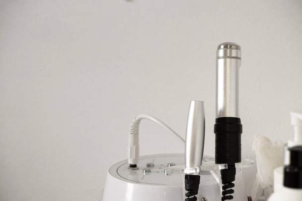 Радиочастотный липолазерный ультразвук и космический комбайн в салоне красоты на белом фоне, уход за телом - Фото, изображение