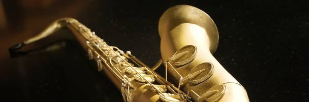 Modell Saxophon isoliert auf schwarzem Hintergrund. Studioaufnahmen. 3D-Rendering, Druck, grafische Ressourcen, Kopierraum. Musikinstrument, Melodie, Jazz, Orchester, Konzert, Kultur. Hobby, Sammeln - Foto, Bild