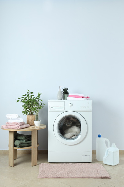 Conceito de trabalho doméstico com máquina de lavar roupa contra parede branca - Foto, Imagem
