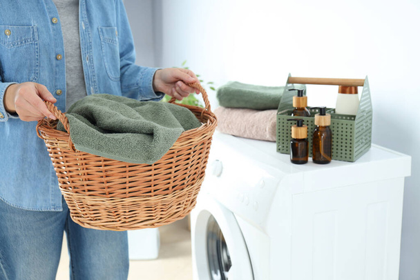 Conceito de trabalho doméstico com máquina de lavar roupa e menina no fundo branco - Foto, Imagem