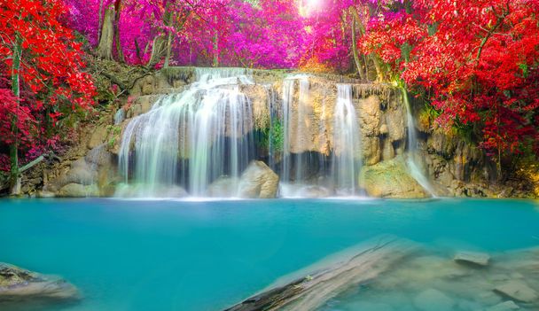 Wasserfall im tiefen Wald im erawan waterfall Nationalpark - Foto, Bild