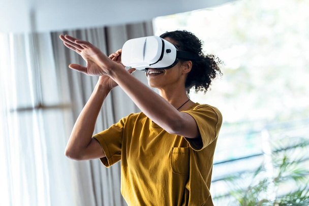 Shot of modern mature entrepreneur woman using virtual reality headset and enjoying the moment in the office. - Foto, Bild