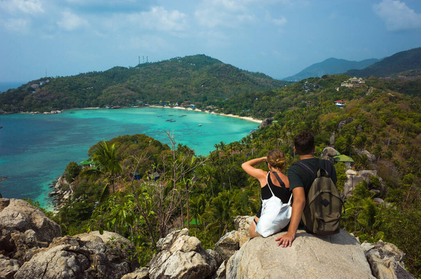 Koh Tao, Thailand - February 3, 2020: Tropical paradise island. Couple tourists enjoy view from John-Suwan Viewpoint - Фото, зображення