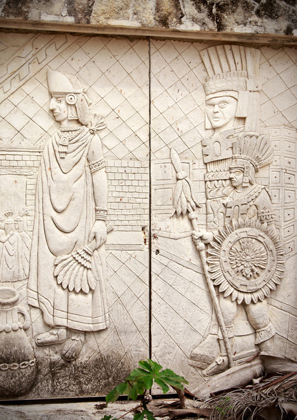 Puerta de piedra con esculturas antiguas
 - Foto, imagen