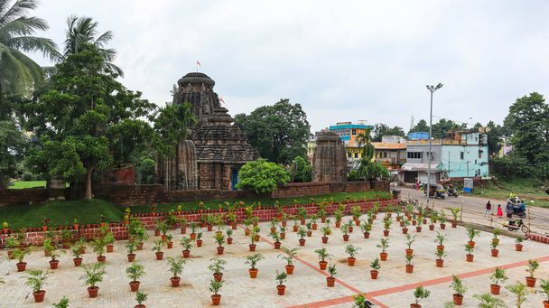 Blick auf den Chitrakarini-Tempel von der Galerie des Lingraja-Tempels. Der nach Osten ausgerichtete Tempel wurde in der Panchayatana-Anlage erbaut, mit einem zentralen Haupttempel, der von vier kleineren Nebenschreinen begleitet wird, Bhubaneswar, Odisha, Indien. - Foto, Bild