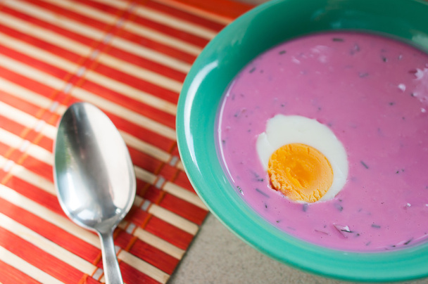 ροζ κρύα παντζαρόσουπα με αυγό  - Φωτογραφία, εικόνα