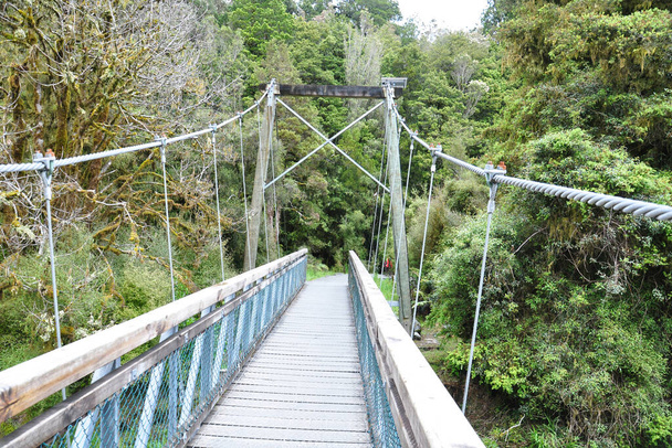 Híd a Clearwater folyón keresztül a Matheson-tóhoz tart Fox Gleccserben, Új-Zélandon - Fotó, kép