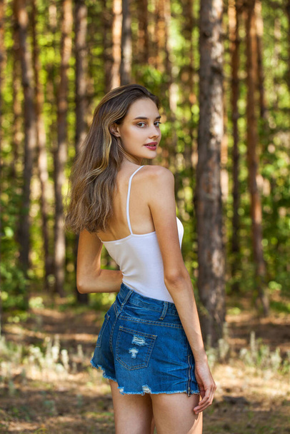 Portrait of a young beautiful girl posing in the forest  - Foto, imagen