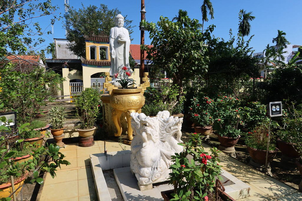 Hoi An, Vietnam, 20 Kasım 2021 Chua Nhon An Tapınağının avlusundaki heykeller. Hoi An, Vietnam - Fotoğraf, Görsel