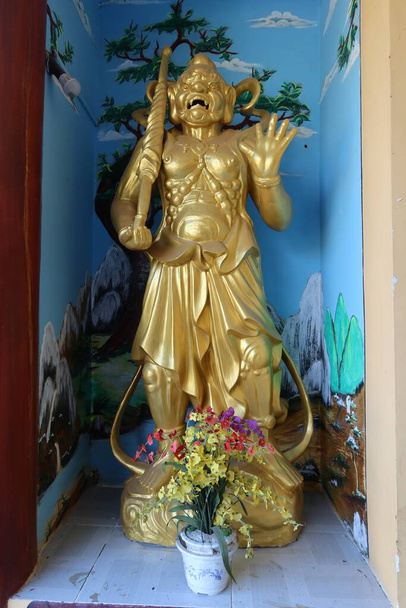 Hoi An, Wietnam, 20 listopada 2021: Złota rzeźba przy wejściu do świątyni Chua Nhon An. Hoi An, Wietnam - Zdjęcie, obraz