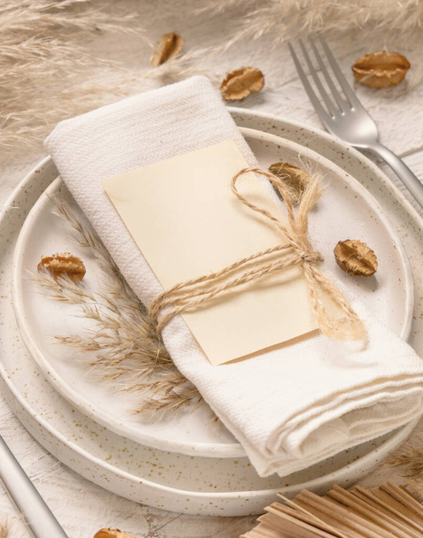 Asztali hely üres kártyát fehér fa asztal bohém dekoráció körül közelről. Boho esküvői étlap mockup. Trópusi bézs sablon szárított növényekkel és pampafű, helyezze fot szöveg - Fotó, kép