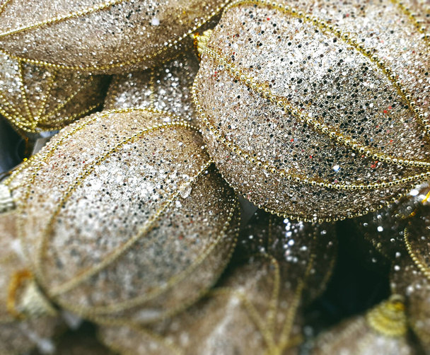 Gouden kerstbal. Mooie Glitter Gouden Kerstballen Close-up - Foto, afbeelding