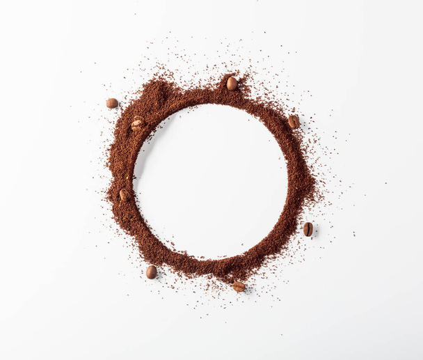 Coffee beans and coffee powder with round copy space. Top view. - Foto, Imagen