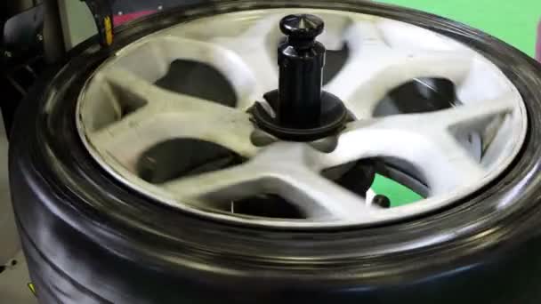 Riparazione pneumatici con macchina per la riparazione di pneumatici. Rimuovere una gomma da un cerchione. Riparazione pneumatici auto danneggiata - Filmati, video