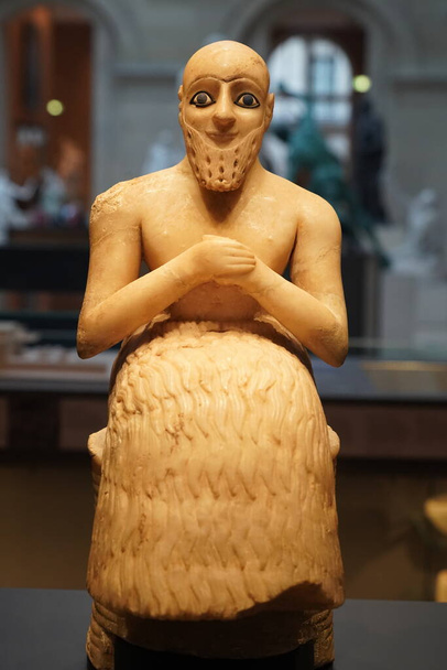 Alabastro Estatua de Ebih-Il, un superintendente del siglo XXV a.C. de la antigua ciudad-estado de Mari en el moderno este de Siria.  - Foto, Imagen