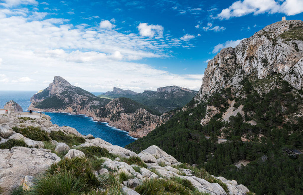 Panoramisch uitzicht over de zee, kliffen, rotsen en bergen van Cap de Fromentor, Mallorca, Spanje - Foto, afbeelding
