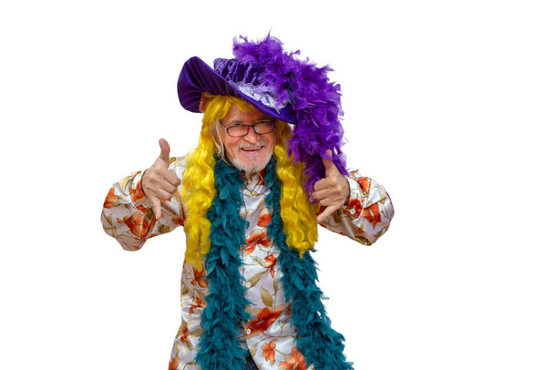 Allegro uomo felice in abiti luminosi e una parrucca che mostra i pollici in su, celebrando la sua fortuna e mostrando la sua felicità - Foto, immagini