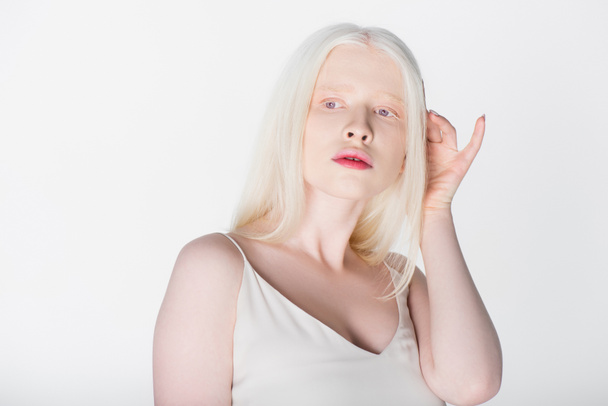 Bonito modelo albino en vestido posando aislado sobre blanco  - Foto, imagen