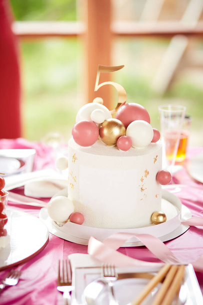 誕生日ピンクの女の子5周年ケーキ。企業のパーティー、会社の記念日のコンセプト。ピンクのデザートの背景、お祝いケーキをモックアップします。高品質の写真 - 写真・画像