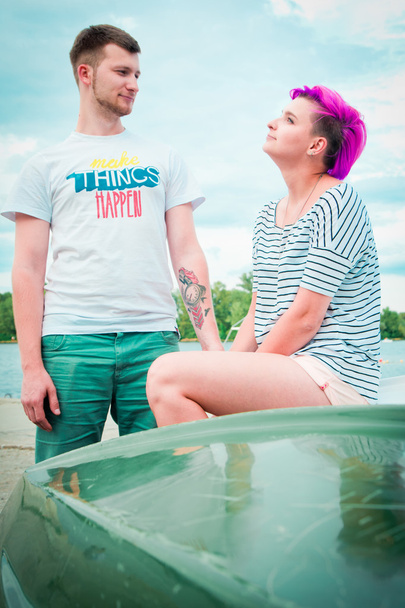 muž a žena sedící na obrácený člun - Fotografie, Obrázek