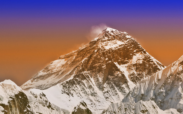 エベレスト、ネパールの日没の強烈な色フィルターが適用された画像. - 写真・画像