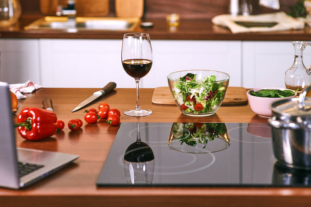 El proceso de cocción en la cocina - cacerola, verduras sobre la mesa. - Foto, imagen